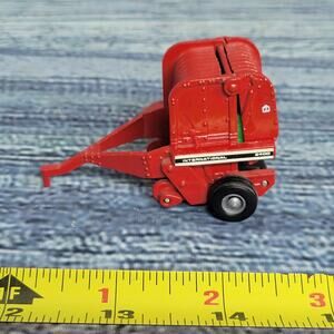 Vtg Ertl 1/64 scale International Harvester 2400 die-cast round baler w/bale red